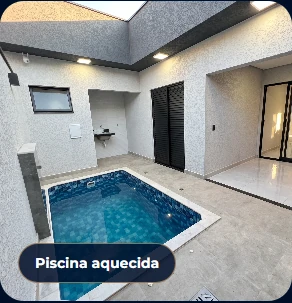 Piscina aquecida na área externa da casa